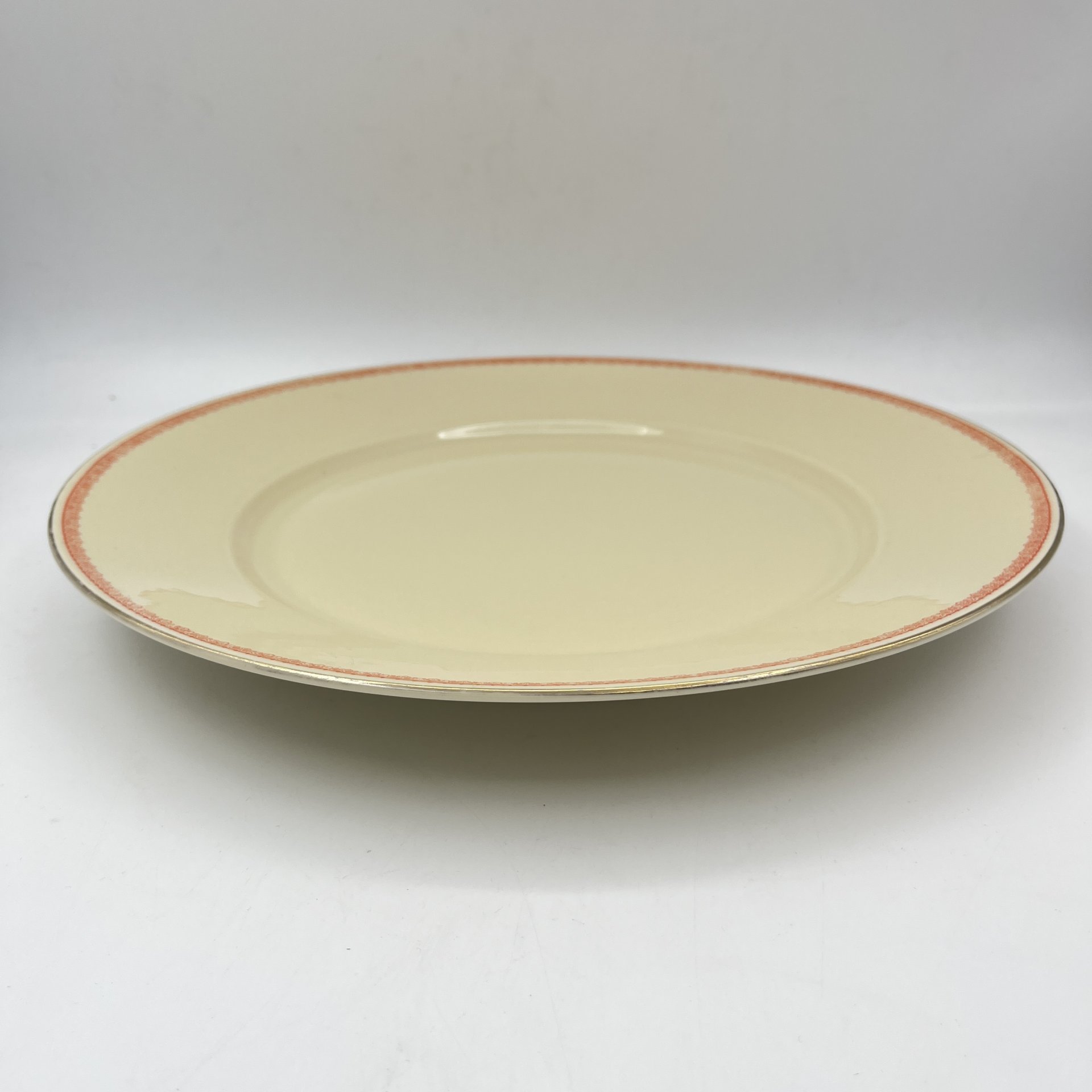 Блюдо сервировочное, круглой формы, украшенное растительным декором, фарфор, деколь, золочение, Германия, 1941 г.