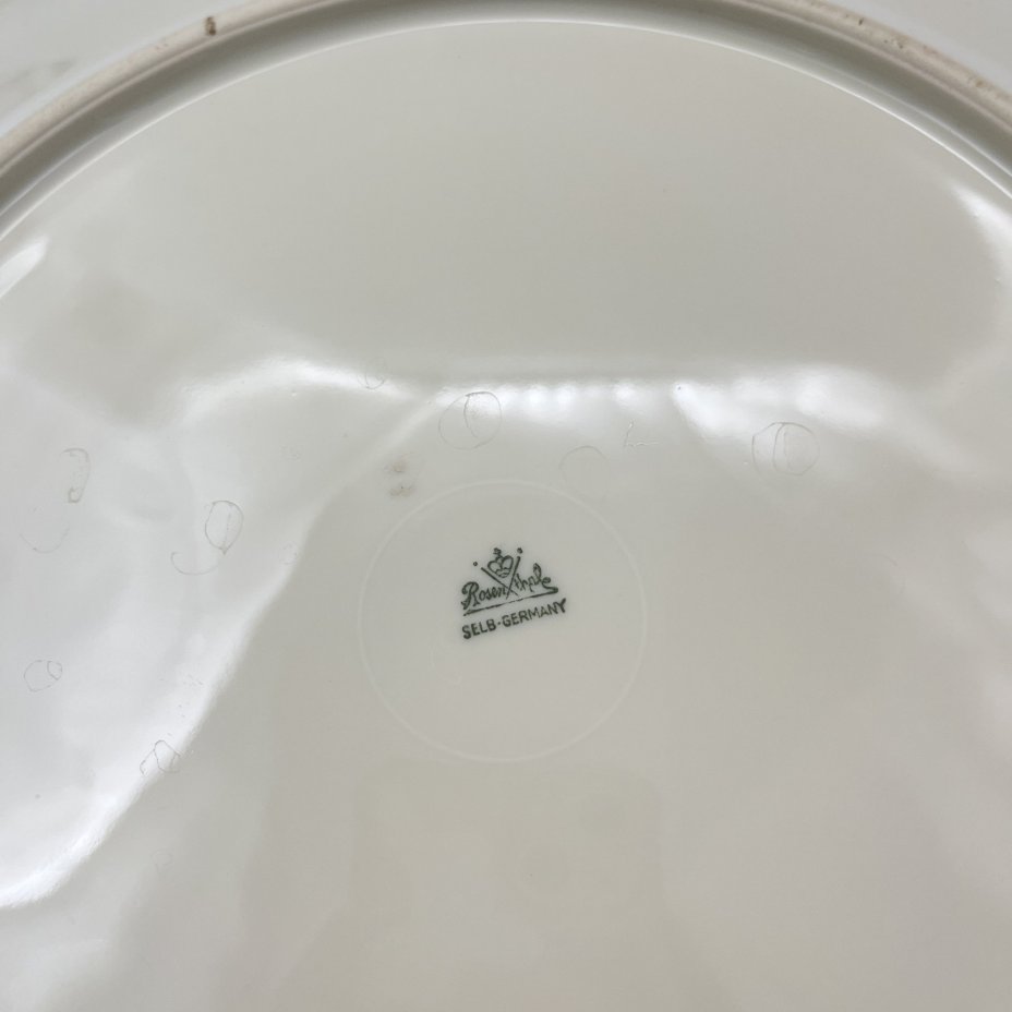 Блюдо сервировочное, круглой формы, украшенное растительным декором