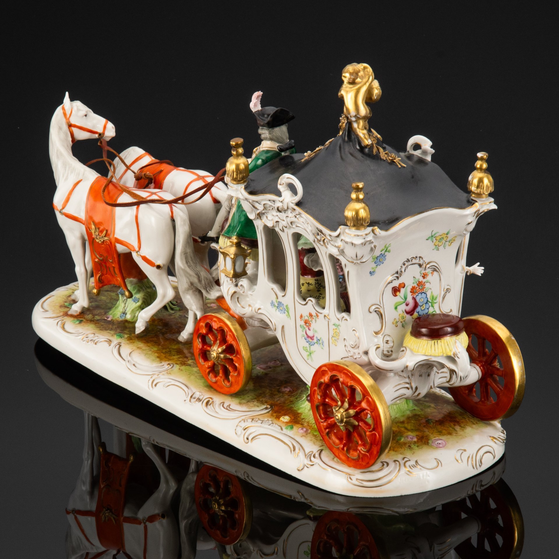 Статуэтка (скульптурная композиция) "Роскошный экипаж" ("Карета"), фарфор, роспись, золочение, Scheibe-Alsbach Porzellan, Европа, 1925-1972 гг.