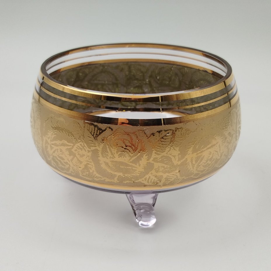 Ваза (орешница) на трех ножках с растительным декором