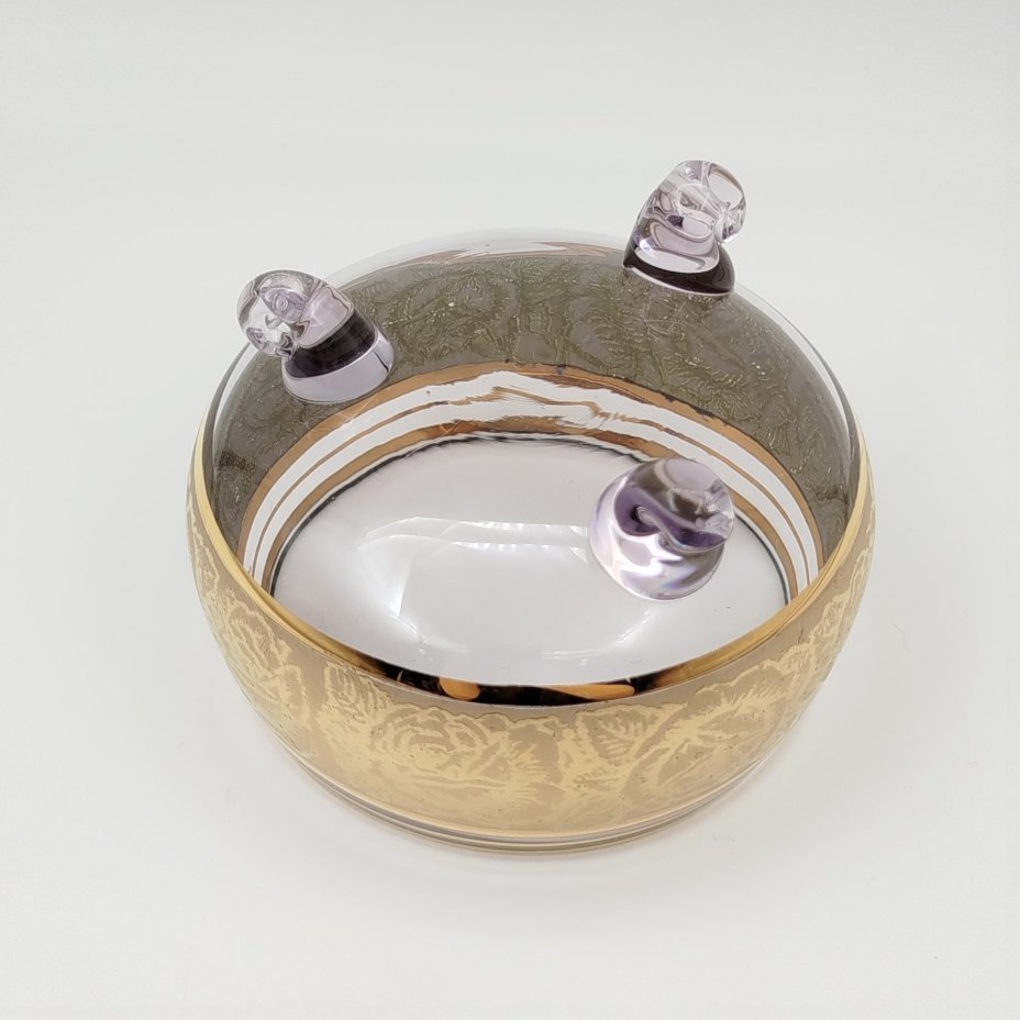 Ваза (орешница) на трех ножках с растительным декором