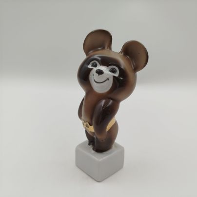 Статуэтка "Олимпийский мишка", фарфор, роспись, золочение, Дмитровский фарфоровый завод (ДФЗ Вербилки), СССР, 1980-1990 гг.