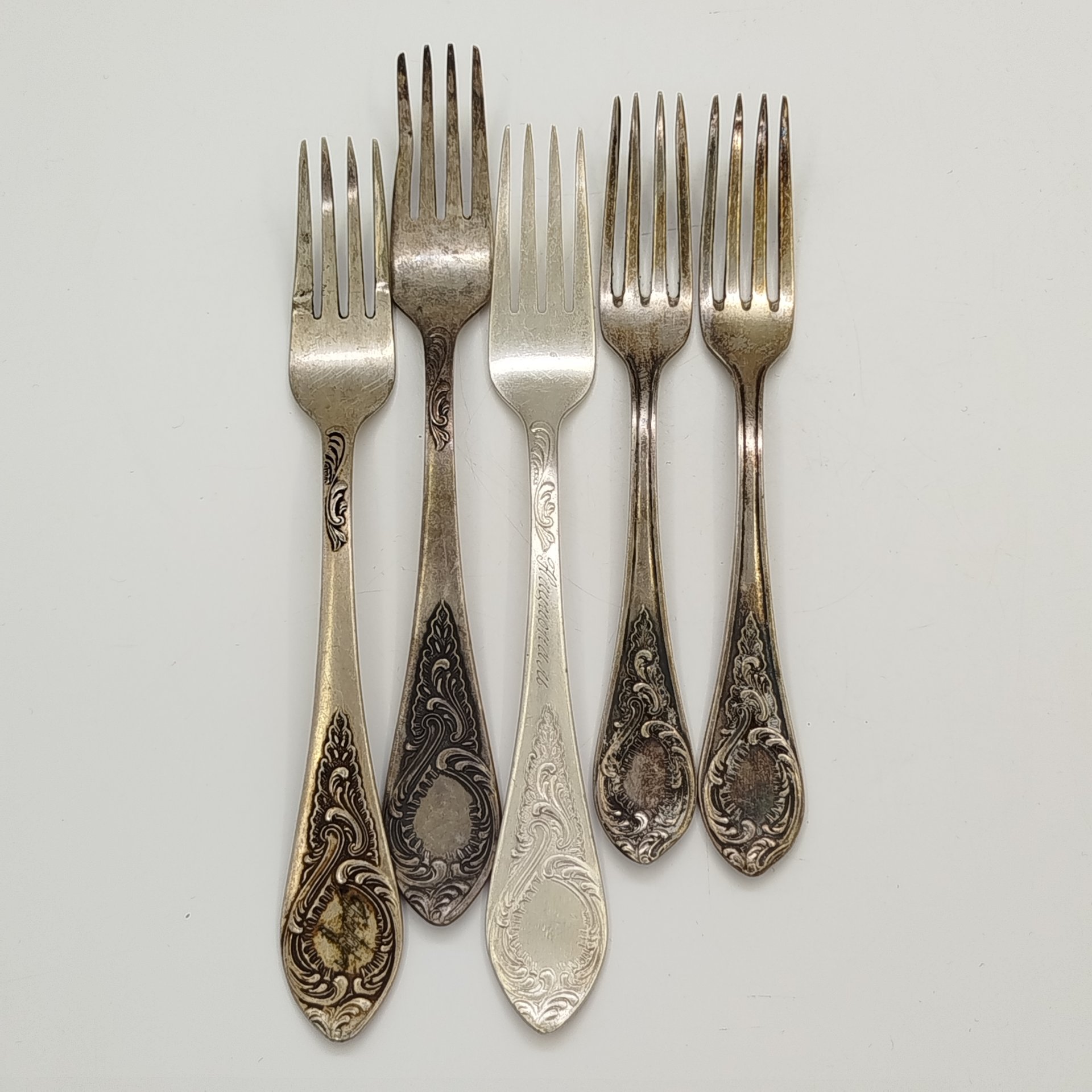 Набор из 3-х столовых и 2-х десертных вилок, украшенных растительным декором