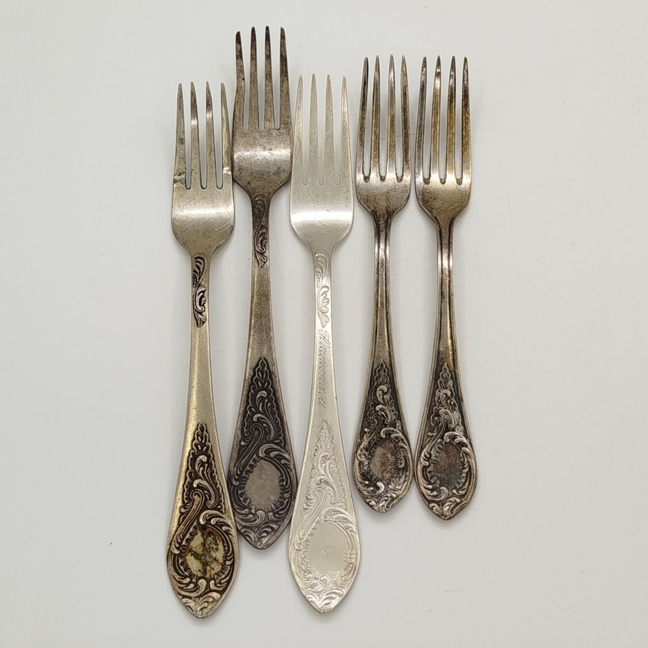 Набор из 3-х столовых и 2-х десертных вилок, украшенных растительным декором