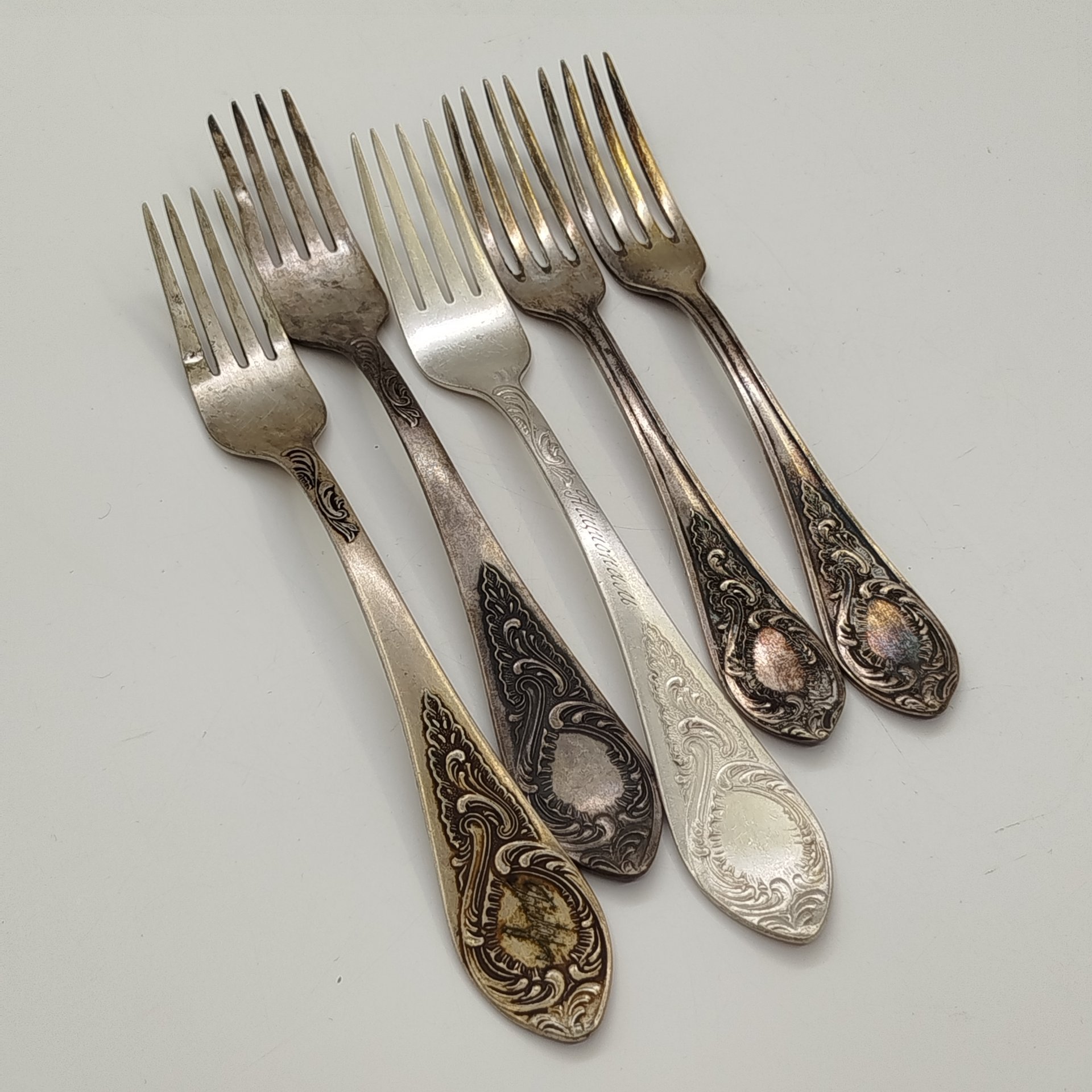 Набор из 3-х столовых и 2-х десертных вилок, украшенных растительным декором