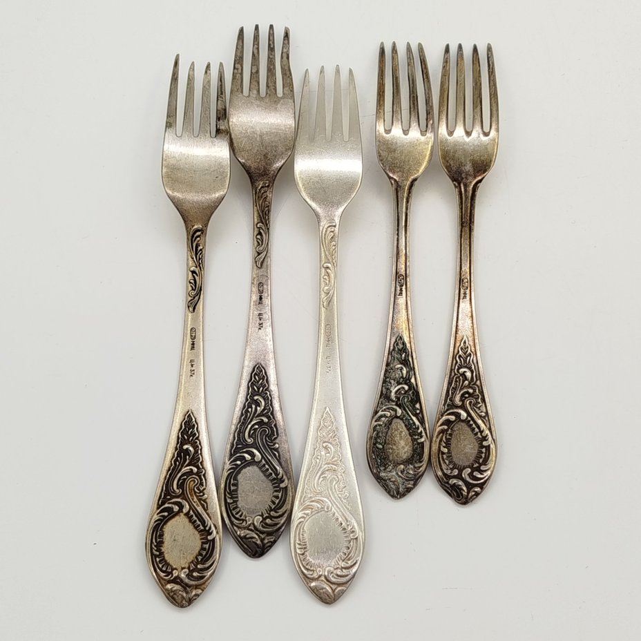 Набор из 3-х столовых и 2-х десертных вилок, украшенных растительным декором