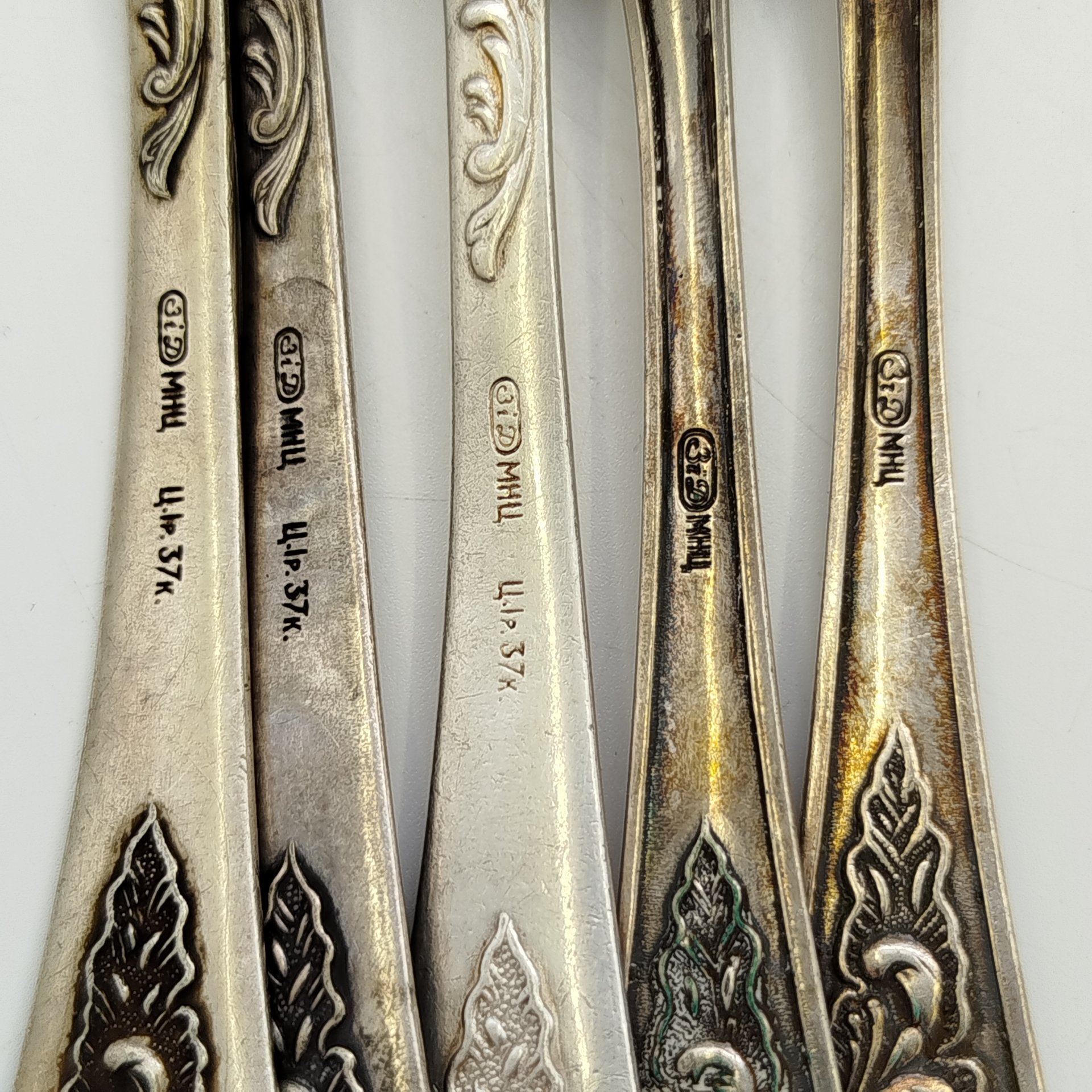 Набор из 3-х столовых и 2-х десертных вилок, украшенных растительным декором