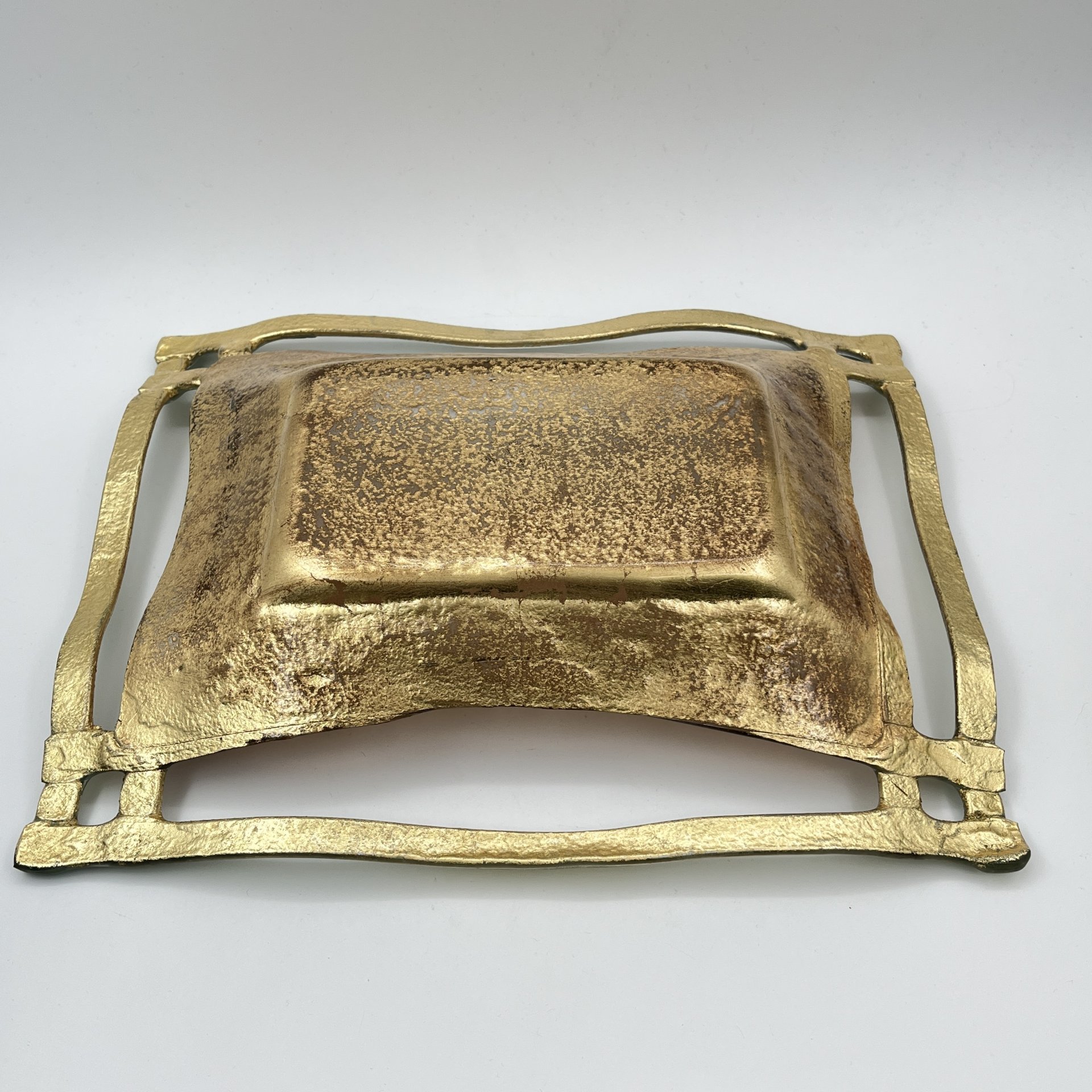 Фруктовница (бонбоньерка) бронзового оттенка с золотисто-зеленым кантом, "I Vetri di Nennella", стекло, золочение, Италия, 1970-1990 гг.