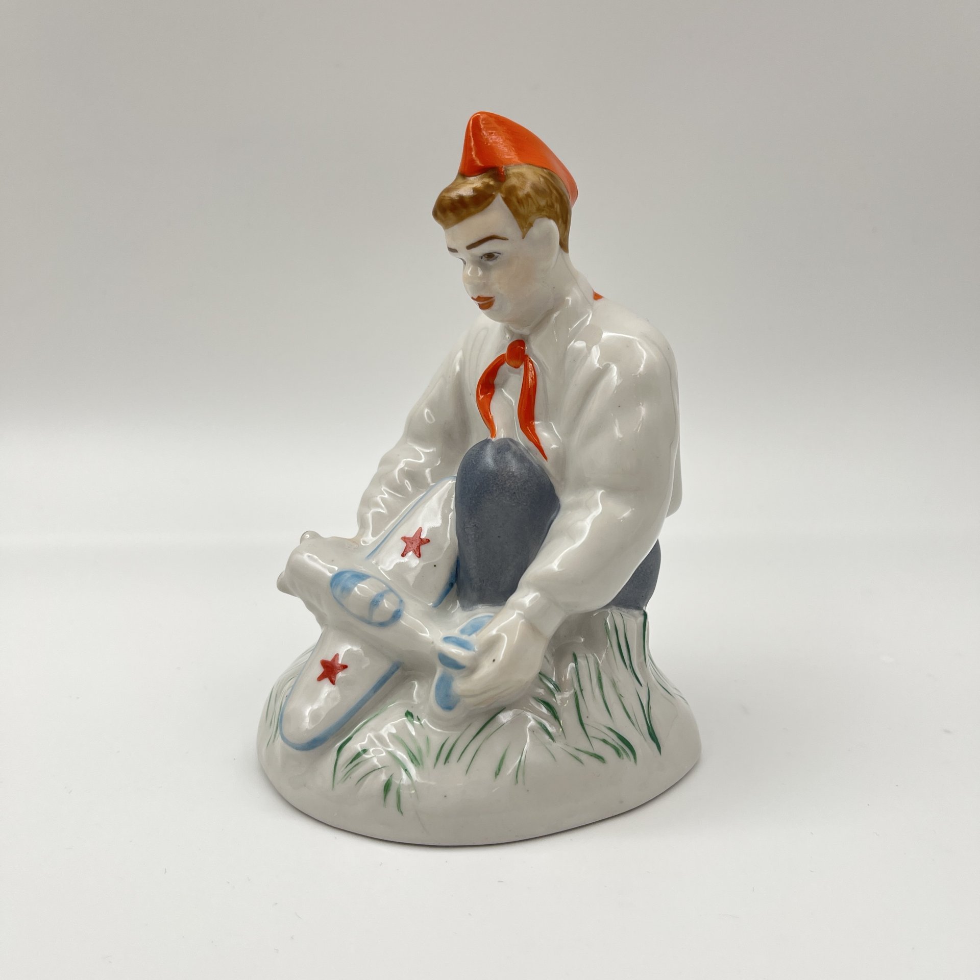 Статуэтка "Пионер с самолетом", фарфор, роспись, Коростенский фарфоровый завод (КФЗ), Украина, 1980-2000 гг., Коростенский фарфоровый завод (КФЗ)