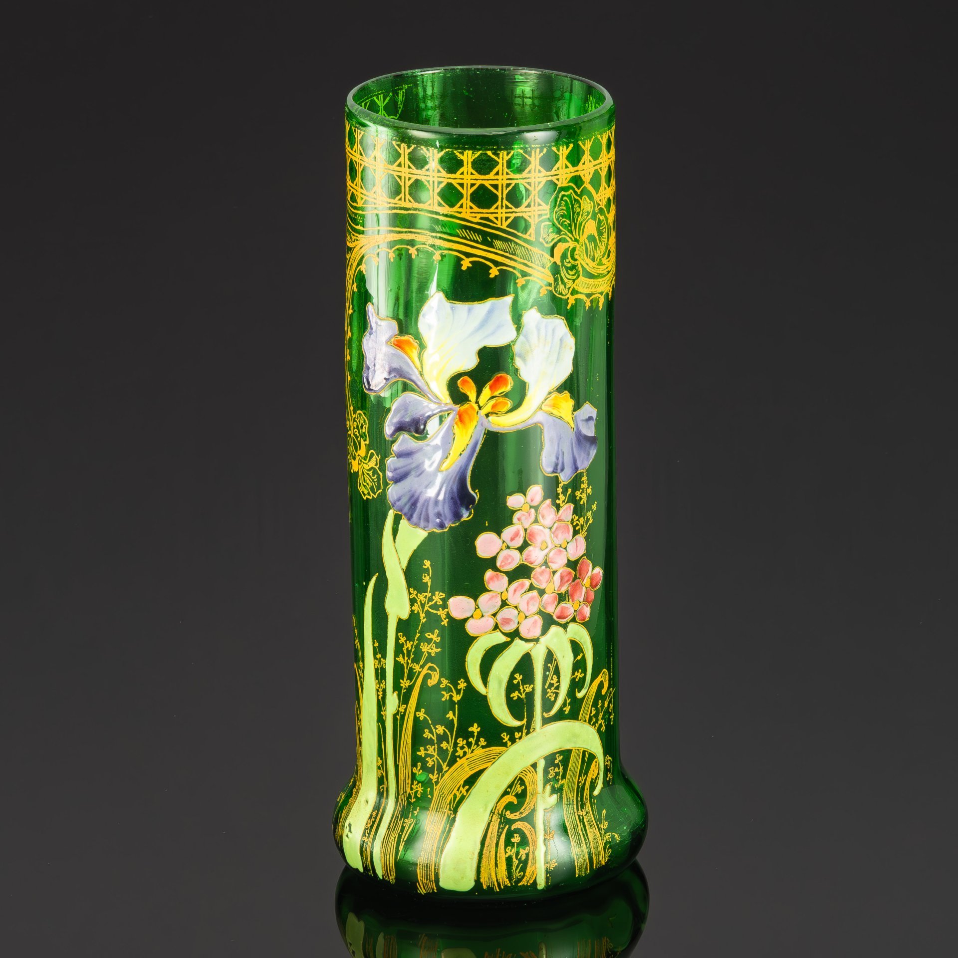 Ваза, декорированная изображением ирисов, фирма Legras et C. (предположительно), стекло, роспись полихромной эмалью, Франция, 1890-1915 гг.