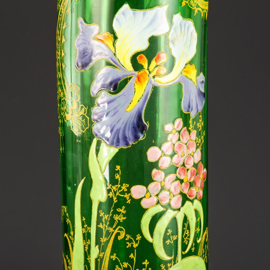 Ваза, декорированная изображением ирисов, фирма Legras et C. (предположительно)