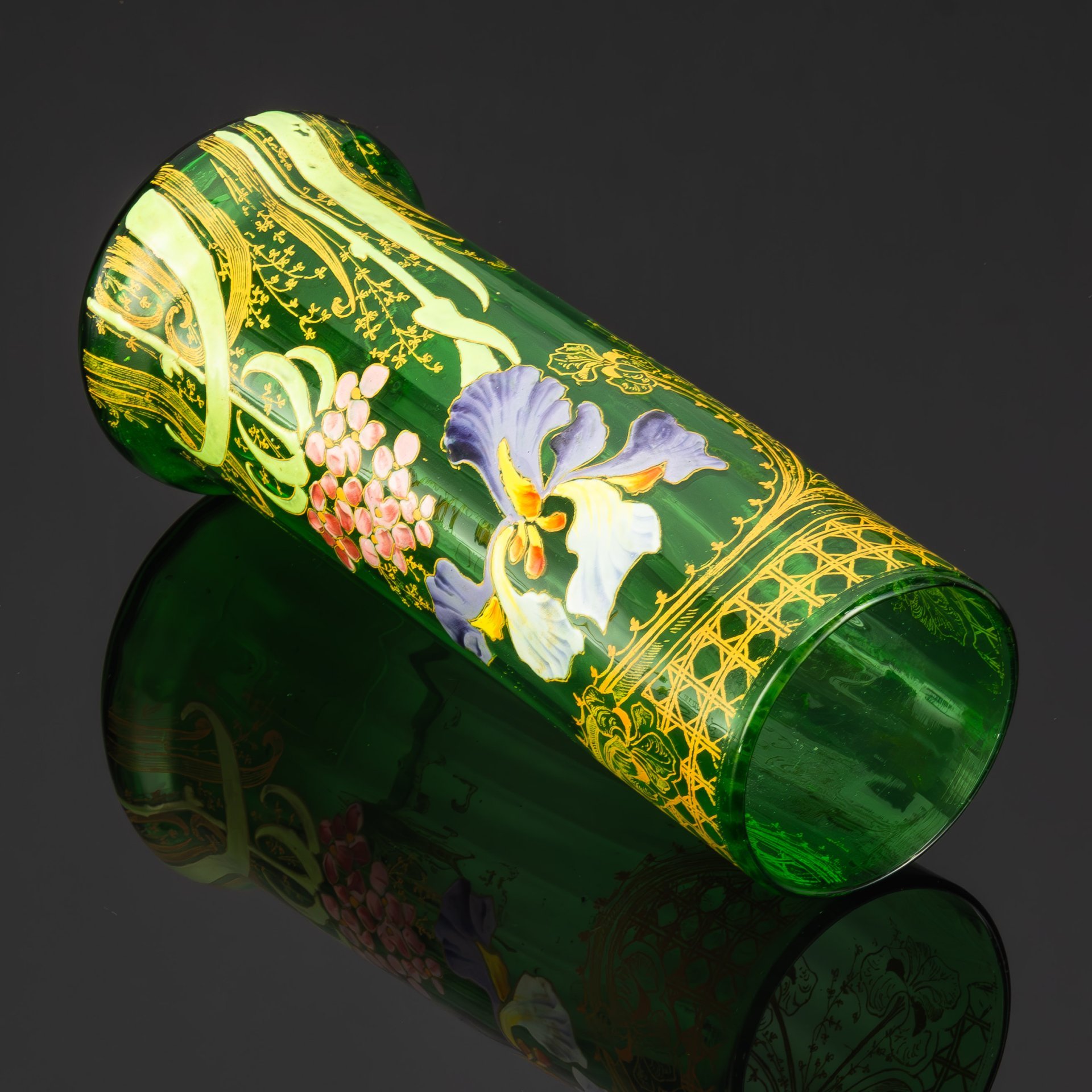 Ваза, декорированная изображением ирисов, фирма Legras et C. (предположительно), стекло, роспись полихромной эмалью, Франция, 1890-1915 гг.