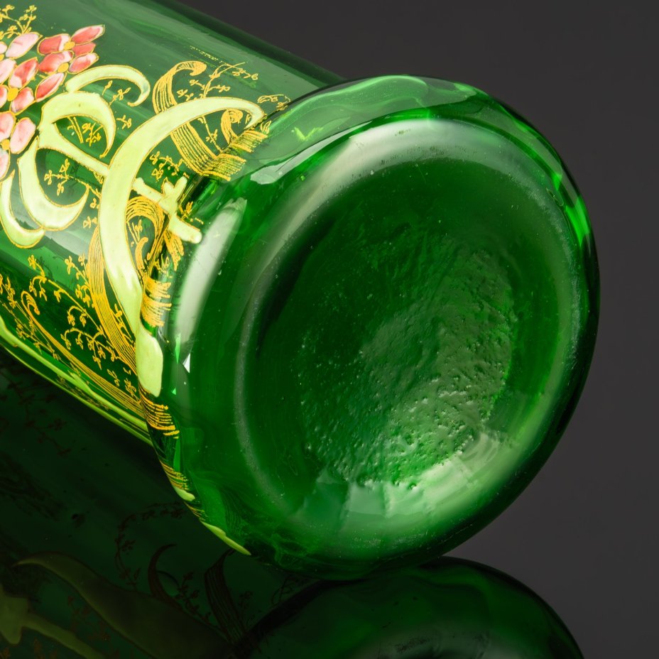 Ваза, декорированная изображением ирисов, фирма Legras et C. (предположительно)