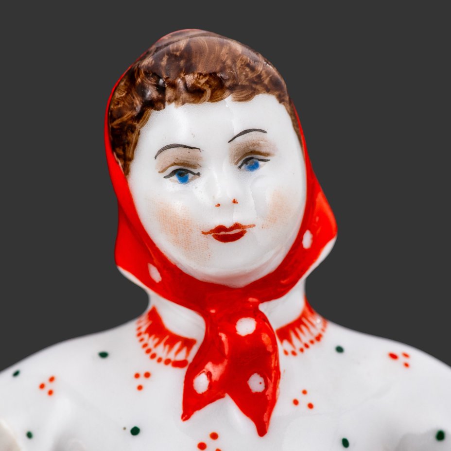 Карандашница «Девушка со снопом» («Колхозница»), скульптор Велихова С.Б., художник Косенкова К.Г., Ленинградский фарфоровый завод (ЛФЗ)