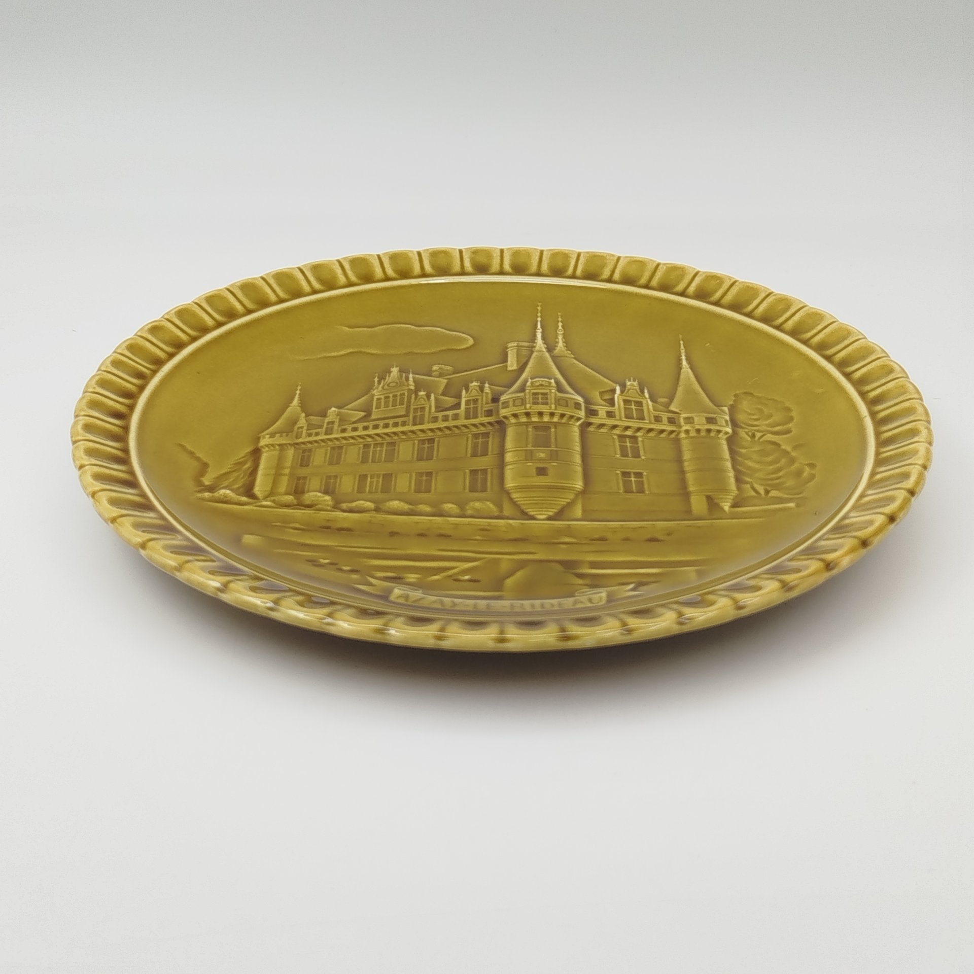 Декоративная тарелка из серии "Замки Франции"  (Azay-le-Rideau), Gien, керамика, глазурь, Франция, 1960-1971 гг.