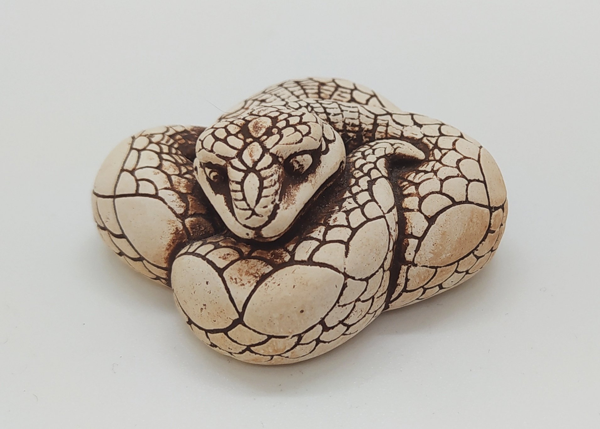 Окимоно "Змея", гипс, тонировка, Китай, 1990-2020 гг.