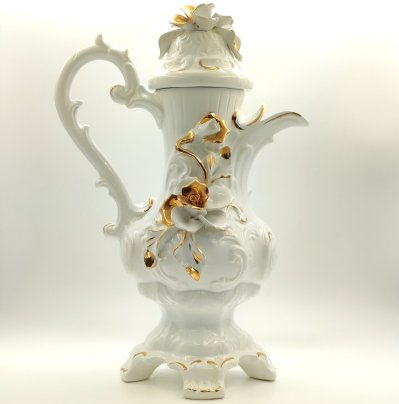 Кувшин (чайник) декоративный изящной формы, украшенный объемным цветочным декором, фаянс, налепы, золочение, Capodimonte (Каподимонте), Италия, 1960-1990 гг.