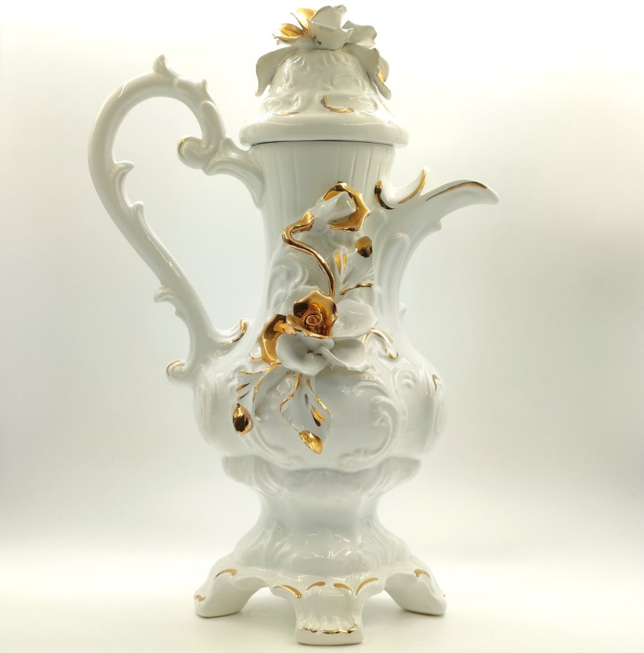 Кувшин (чайник) декоративный изящной формы, украшенный объемным цветочным декором, фаянс, налепы, золочение, Capodimonte (Каподимонте), Италия, 1960-1990 гг.