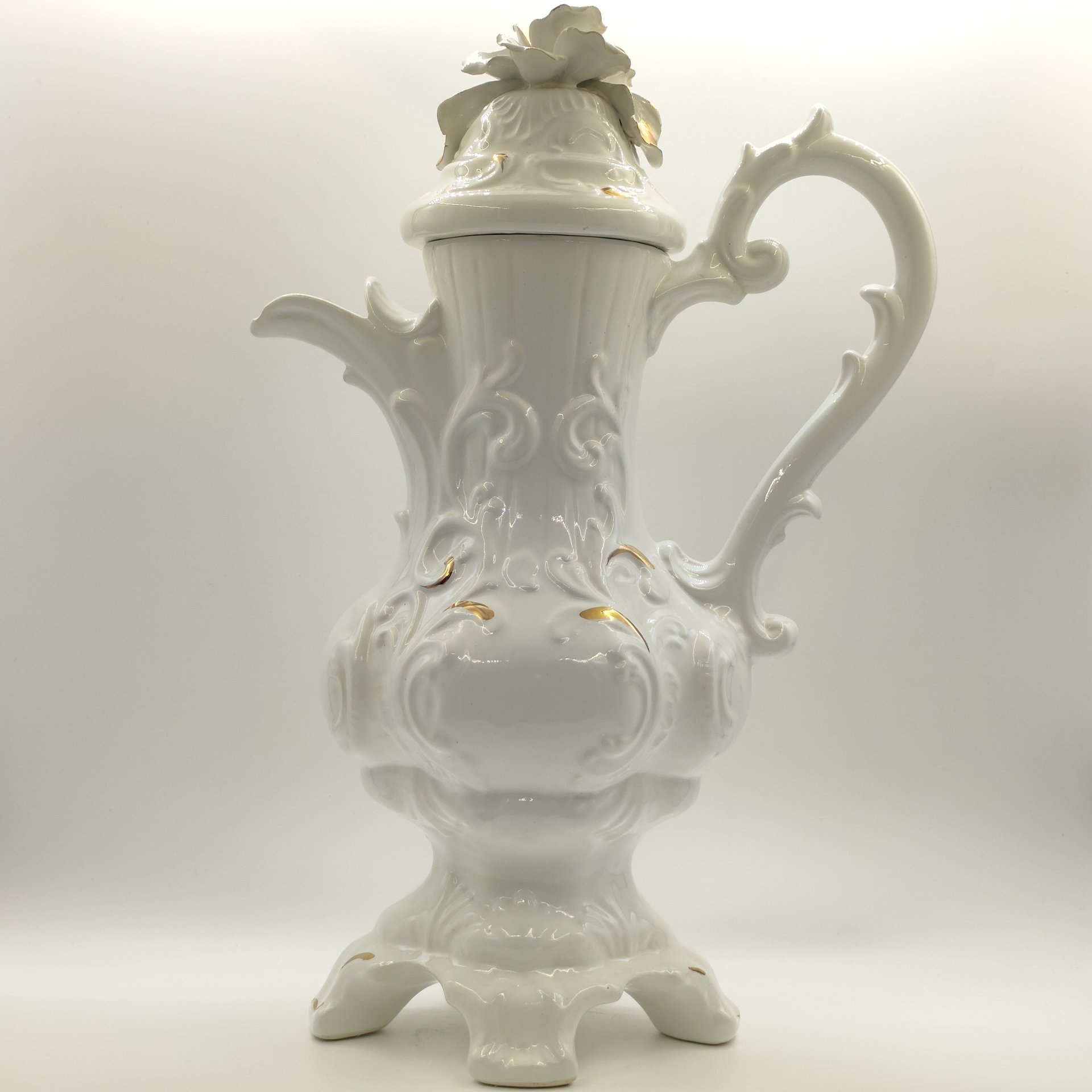 Кувшин (чайник) декоративный изящной формы, украшенный объемным цветочным декором, фаянс, налепы, золочение, Capodimonte (Каподимонте), Италия, 1960-1990 гг.