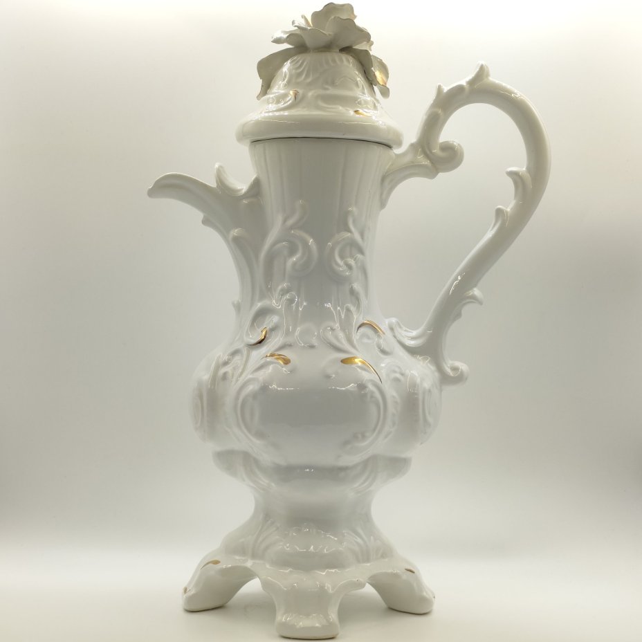 Кувшин (чайник) декоративный изящной формы, украшенный объемным цветочным декором, фаянс, налепы, золочение, Capodimonte (Каподимонте), Италия, 1960-1990 гг.