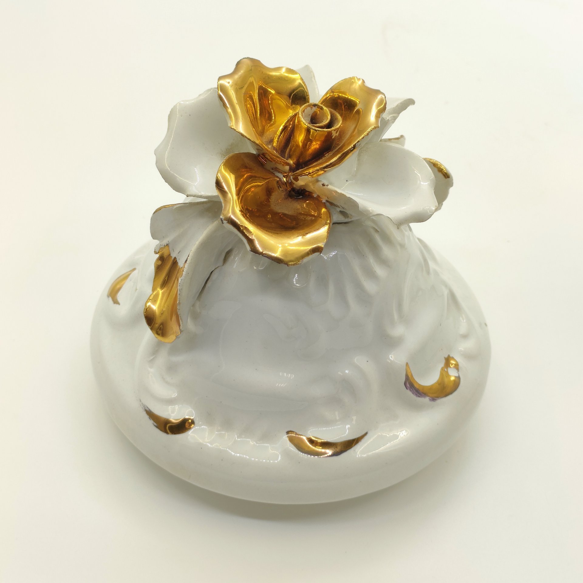 Кувшин (чайник) декоративный изящной формы, украшенный объемным цветочным декором, фаянс, налепы, золочение, Capodimonte (Каподимонте), Италия, 1960-1990 гг.