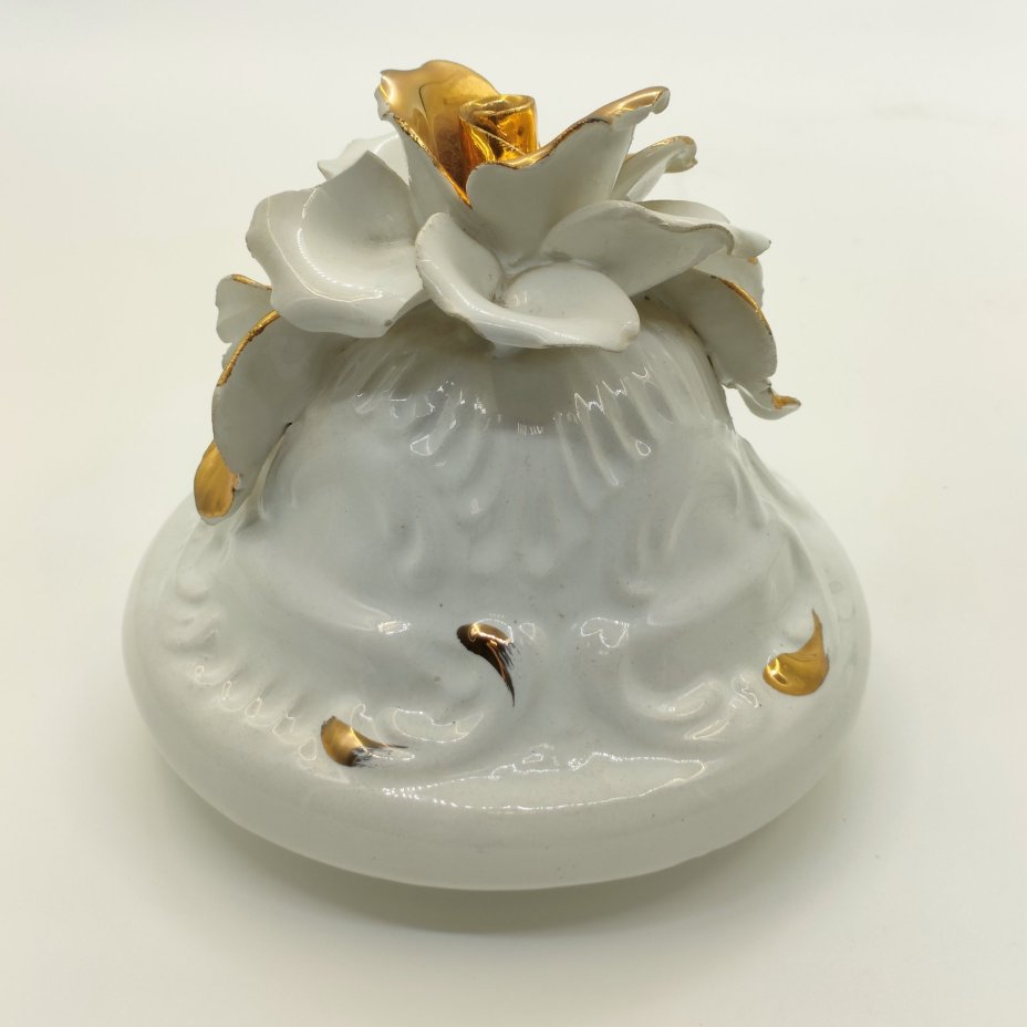 Кувшин (чайник) декоративный изящной формы, украшенный объемным цветочным декором, фаянс, налепы, золочение, Capodimonte (Каподимонте), Италия, 1960-1990 гг.