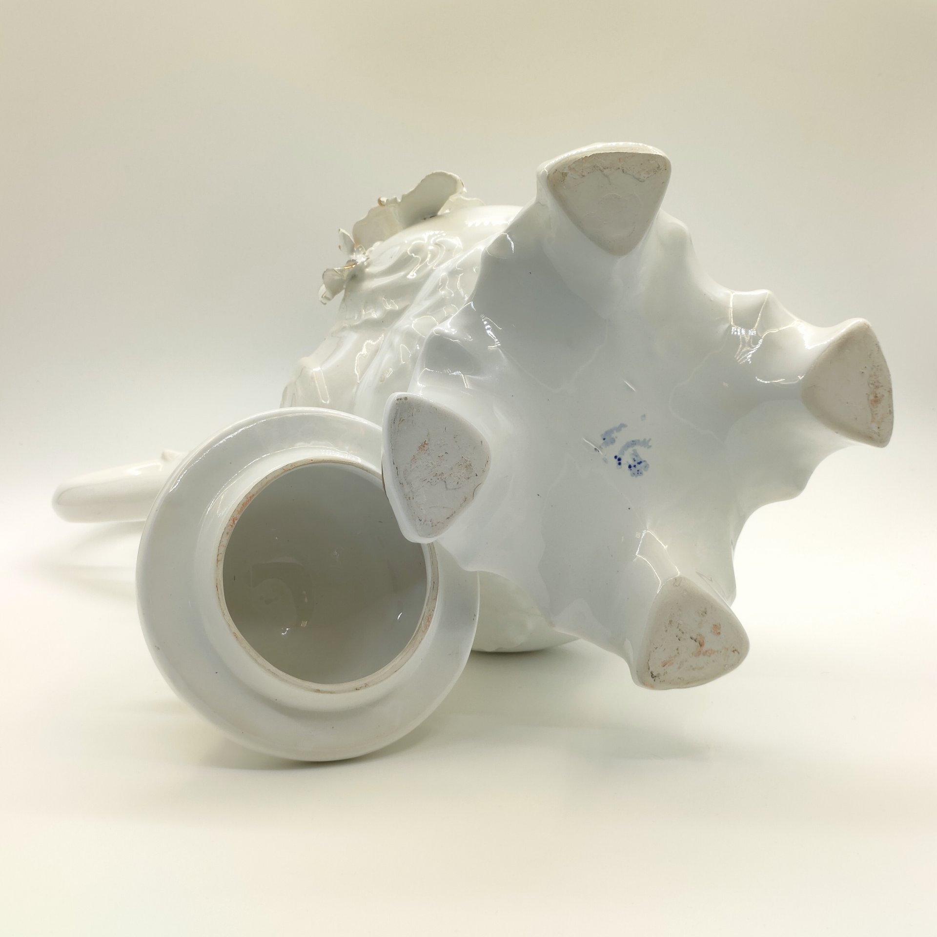 Кувшин (чайник) декоративный изящной формы, украшенный объемным цветочным декором, фаянс, налепы, золочение, Capodimonte (Каподимонте), Италия, 1960-1990 гг.