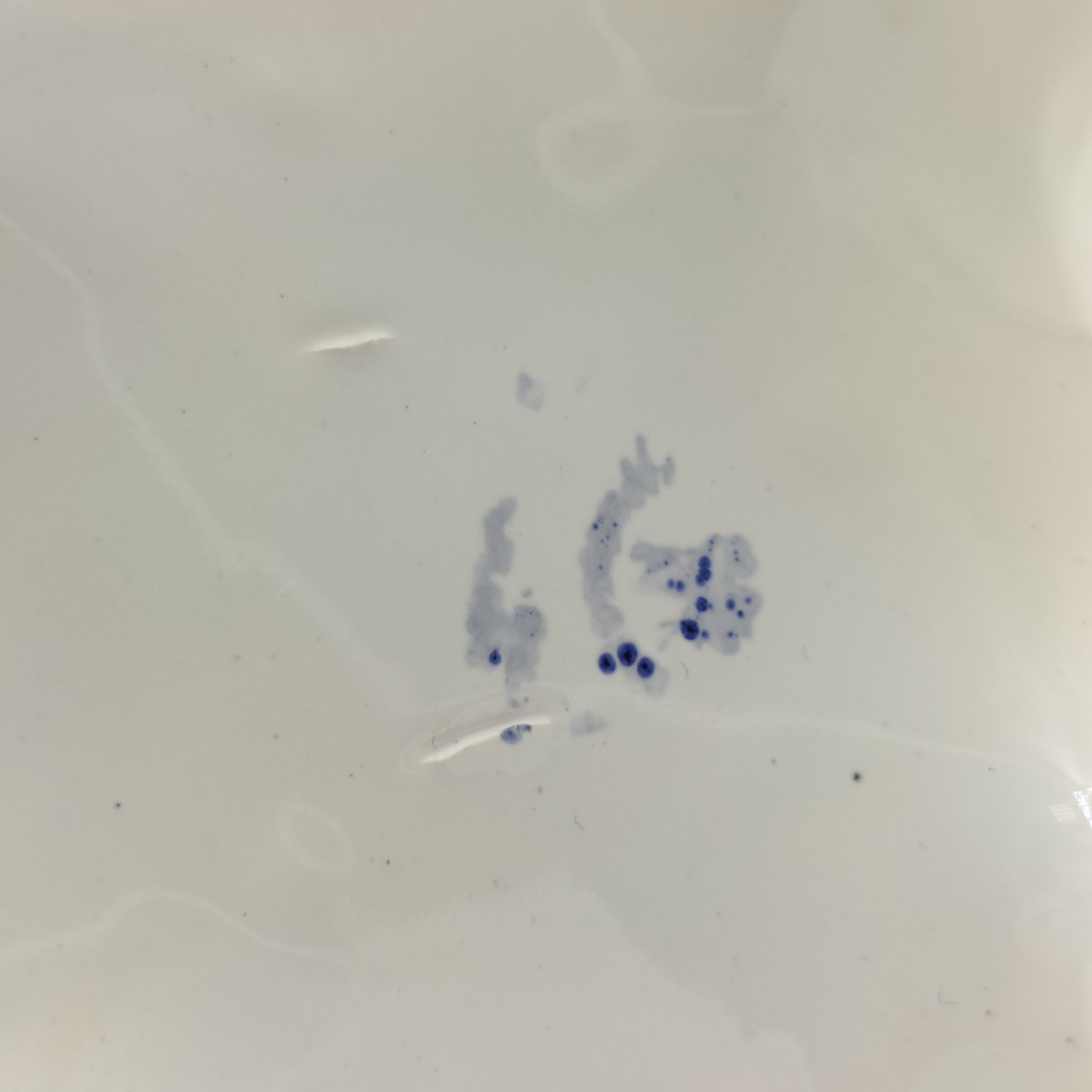 Кувшин (чайник) декоративный изящной формы, украшенный объемным цветочным декором, фаянс, налепы, золочение, Capodimonte (Каподимонте), Италия, 1960-1990 гг.