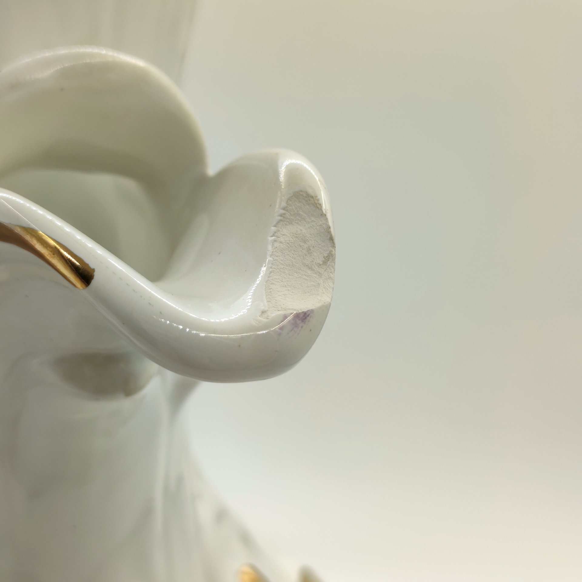 Кувшин (чайник) декоративный изящной формы, украшенный объемным цветочным декором, фаянс, налепы, золочение, Capodimonte (Каподимонте), Италия, 1960-1990 гг.