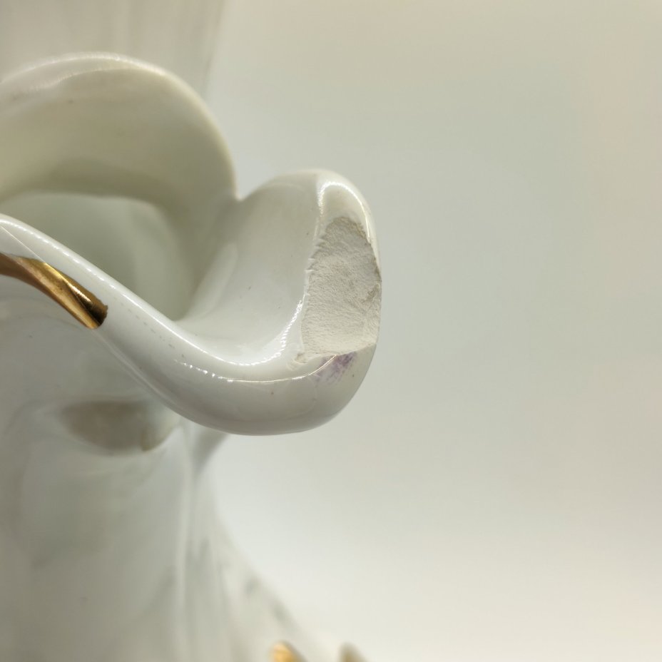 Кувшин (чайник) декоративный изящной формы, украшенный объемным цветочным декором, фаянс, налепы, золочение, Capodimonte (Каподимонте), Италия, 1960-1990 гг.