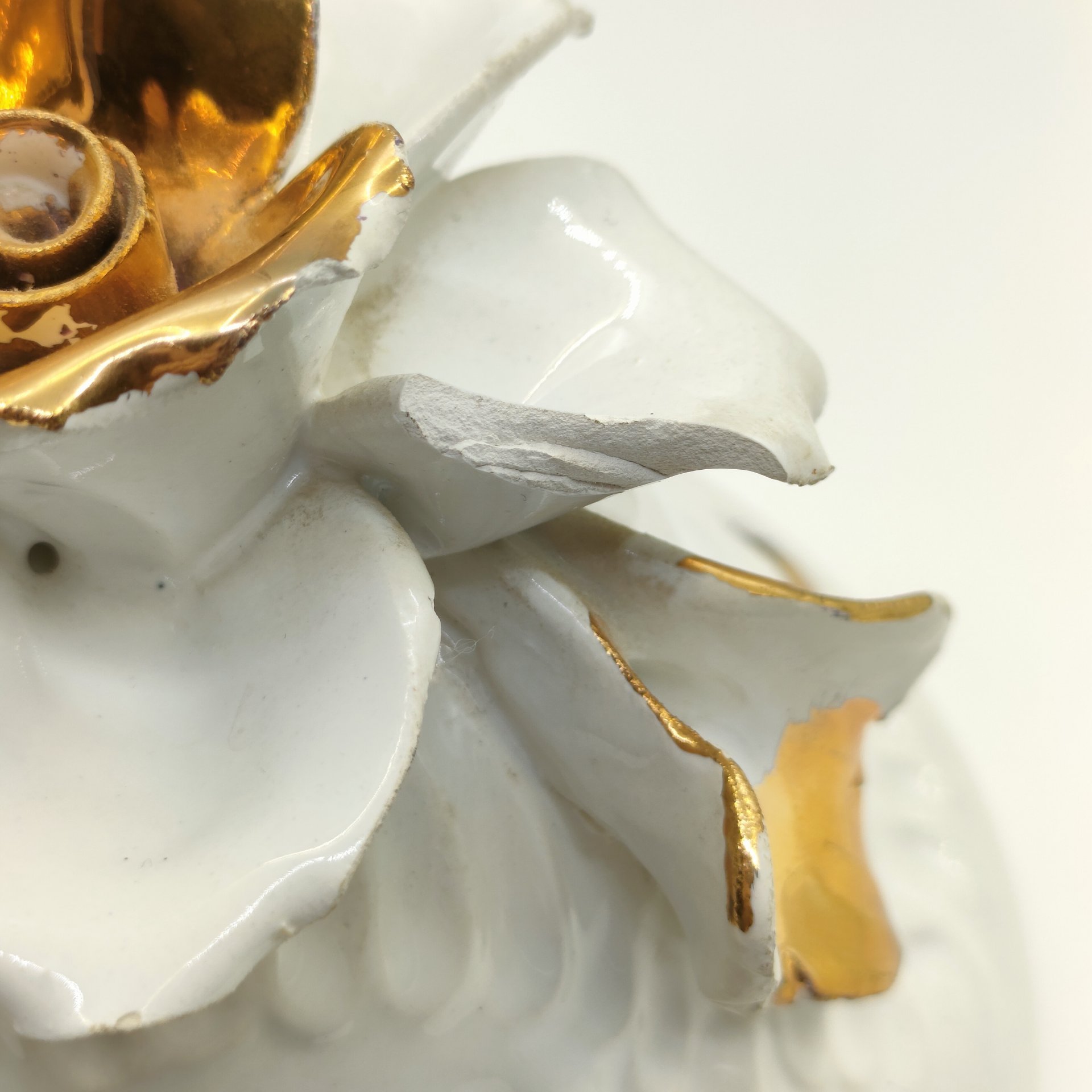 Кувшин (чайник) декоративный изящной формы, украшенный объемным цветочным декором, фаянс, налепы, золочение, Capodimonte (Каподимонте), Италия, 1960-1990 гг.