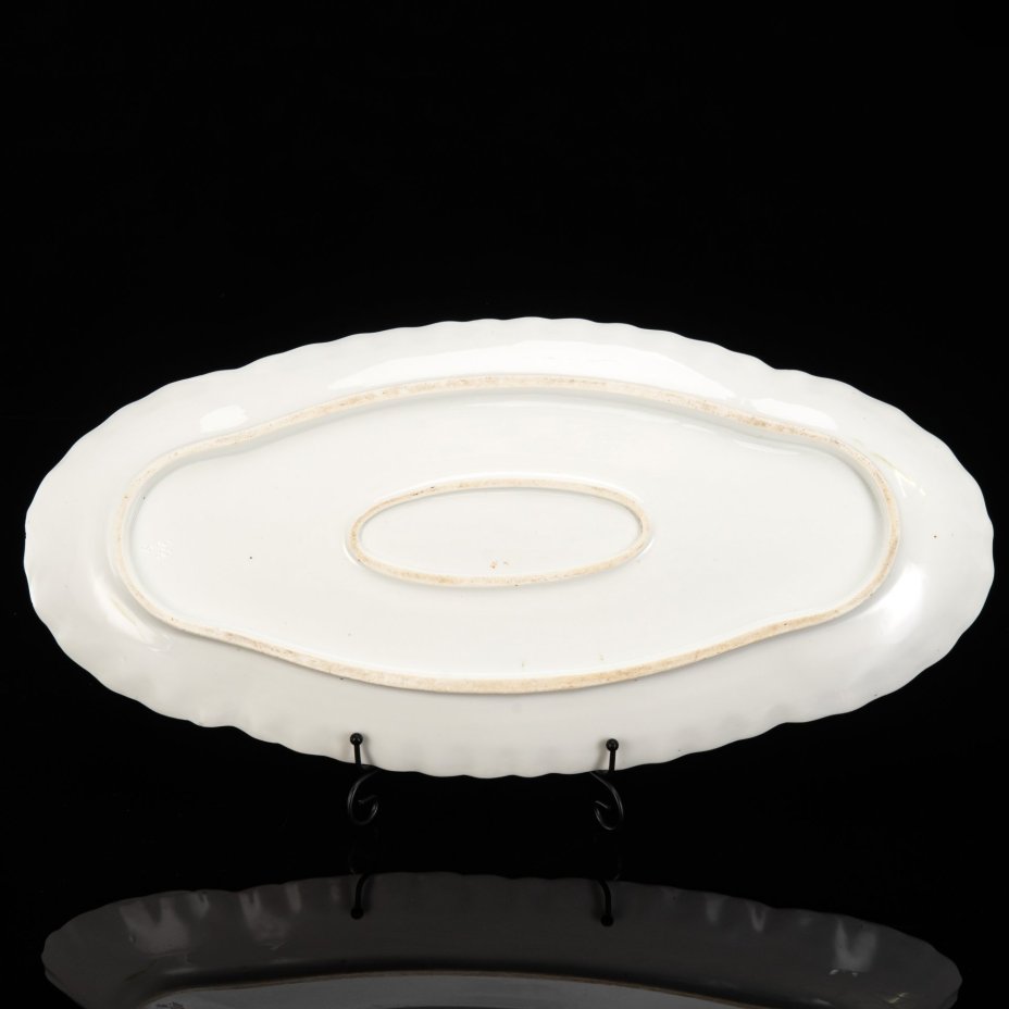 Блюдо сервировочное с фигурным бортом, украшенное цветочным декором