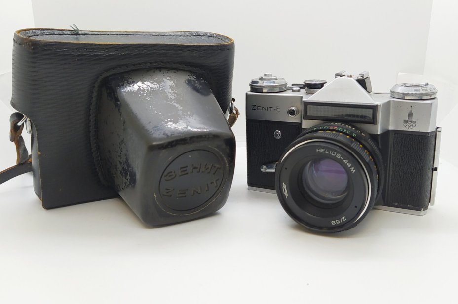 Фотоаппарат "Зенит-Е" с олимпийской символикой и объективом "Гелиос-44-2" в родном кофре, Красногорский механический завод (КМЗ)