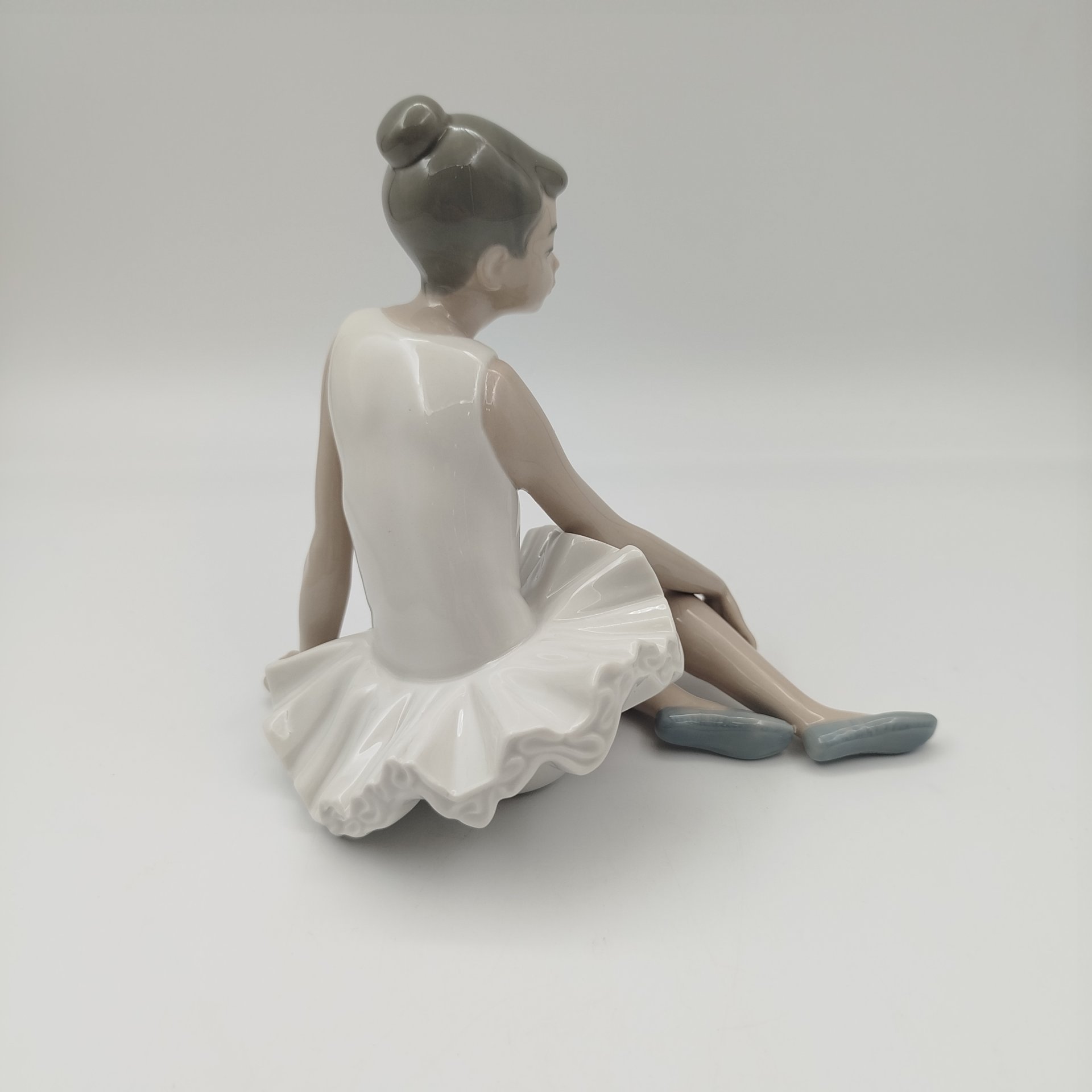 Статуэтка "Сидящая балерина", скульптор Vicente Martínez, фарфор, роспись, NAO Porcelain, Испания, 1970-1990 гг.