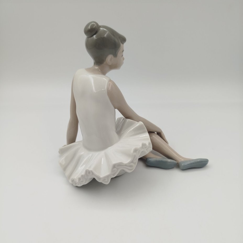 Статуэтка "Сидящая балерина", скульптор Vicente Martínez, фарфор, роспись, NAO Porcelain, Испания, 1970-1990 гг.