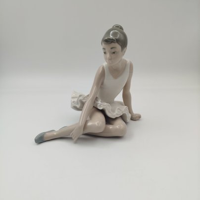 Статуэтка "Сидящая балерина", скульптор Vicente Martínez, NAO Porcelain