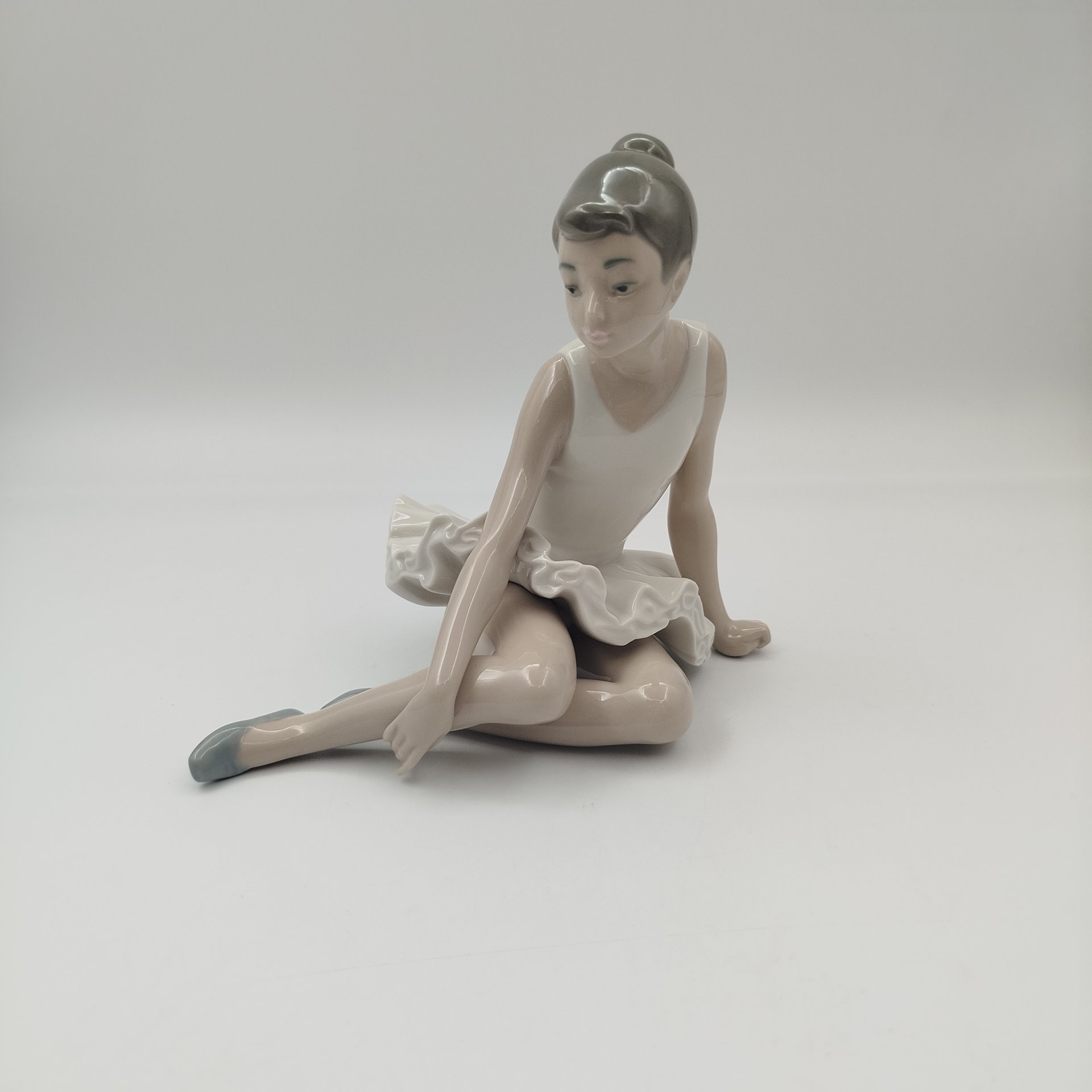 Статуэтка "Сидящая балерина", скульптор Vicente Martínez, NAO Porcelain