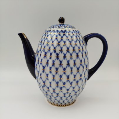 Кофейник "Кобальтовая сетка", автор рисунка А.А. Яцкевич, фарфор, деколь, золочение, Ленинградский фарфоровый завод (ЛФЗ), Российская Федерация, 1992-2001 гг.