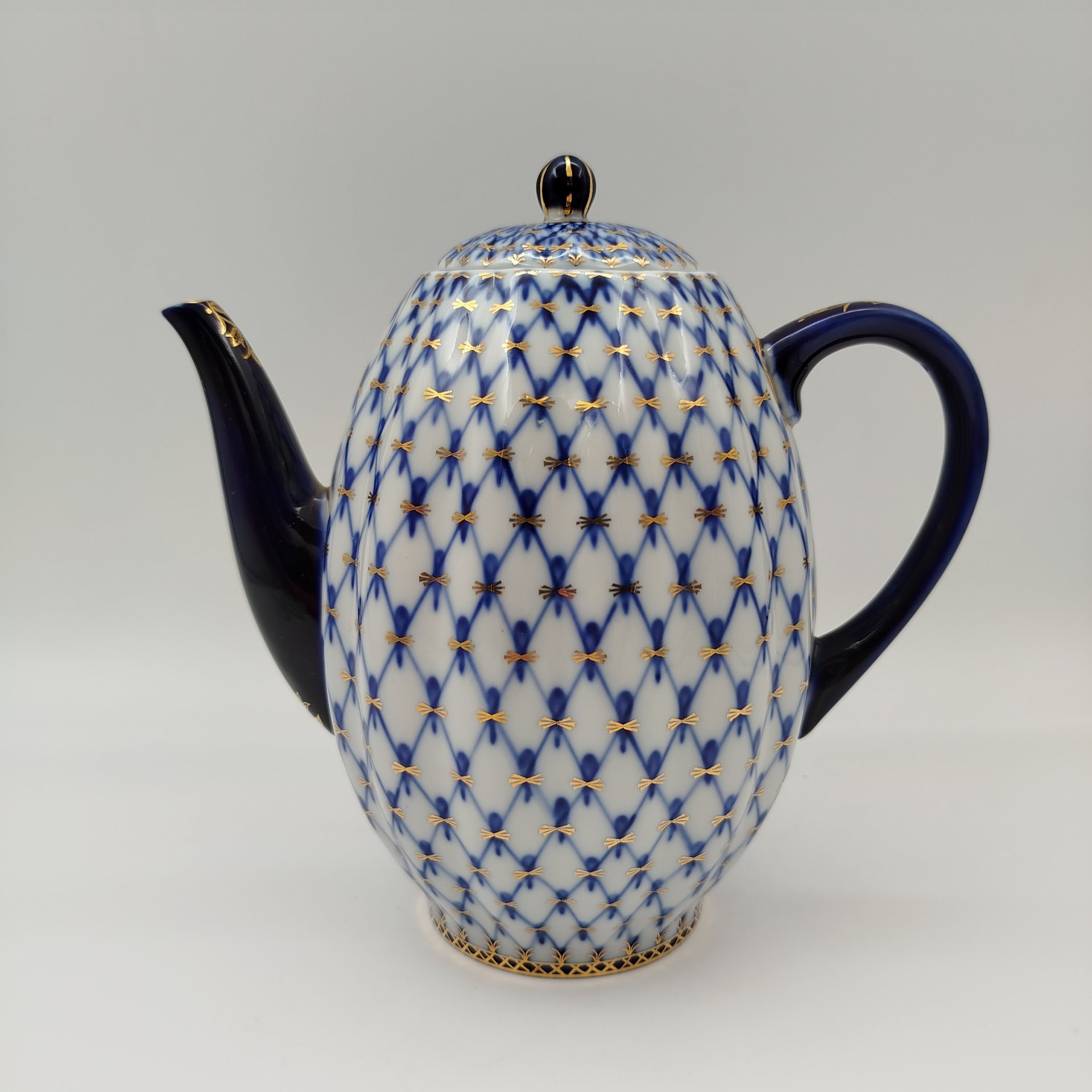 Кофейник "Кобальтовая сетка", автор рисунка А.А. Яцкевич, фарфор, деколь, золочение, Ленинградский фарфоровый завод (ЛФЗ), Российская Федерация, 1992-2001 гг.