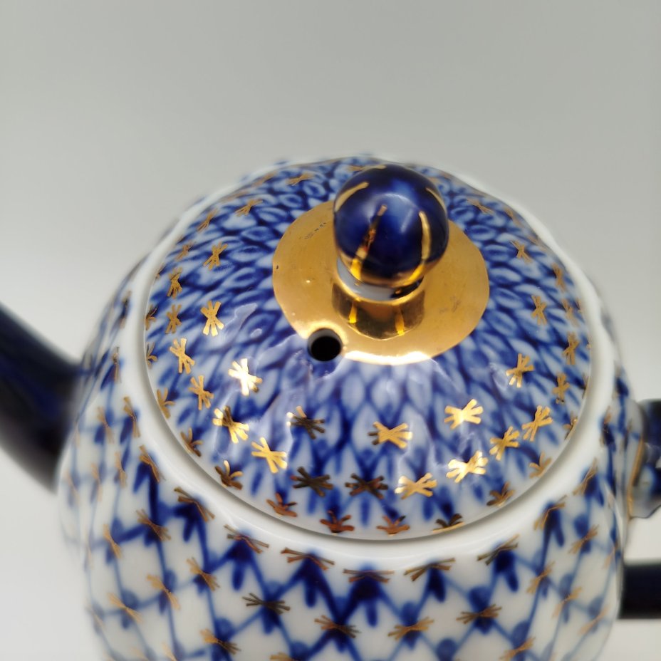 Кофейник "Кобальтовая сетка", автор рисунка А.А. Яцкевич, фарфор, деколь, золочение, Ленинградский фарфоровый завод (ЛФЗ), Российская Федерация, 1992-2001 гг.