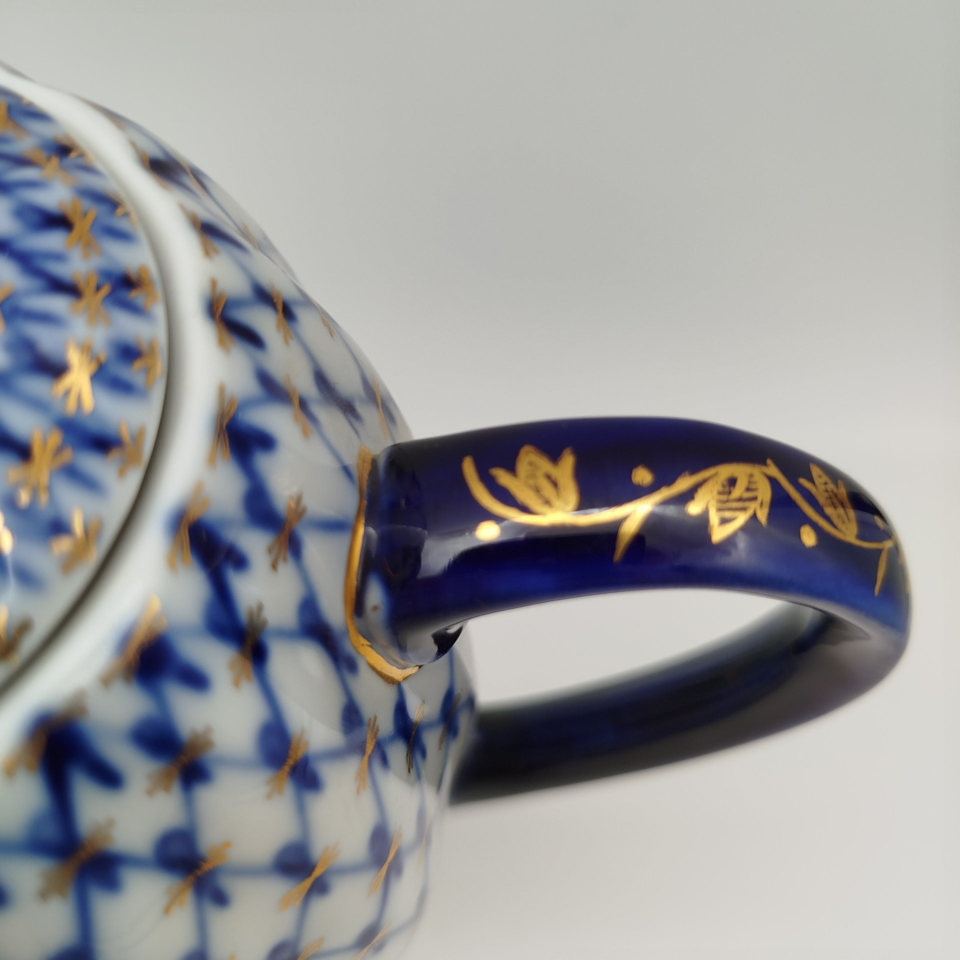 Кофейник "Кобальтовая сетка", автор рисунка А.А. Яцкевич, фарфор, деколь, золочение, Ленинградский фарфоровый завод (ЛФЗ), Российская Федерация, 1992-2001 гг.