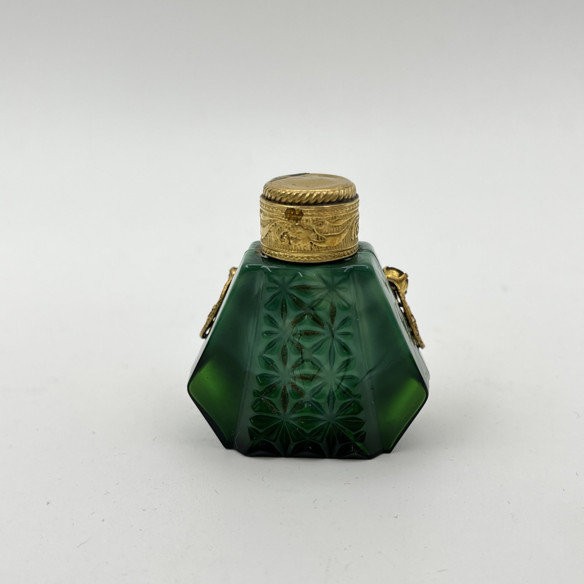 Флакон для духов (винтаж), декорированный рельефным цветочным узором, стекло, (малахитовое), латунь, Чехословакия, 1960-1980 гг.