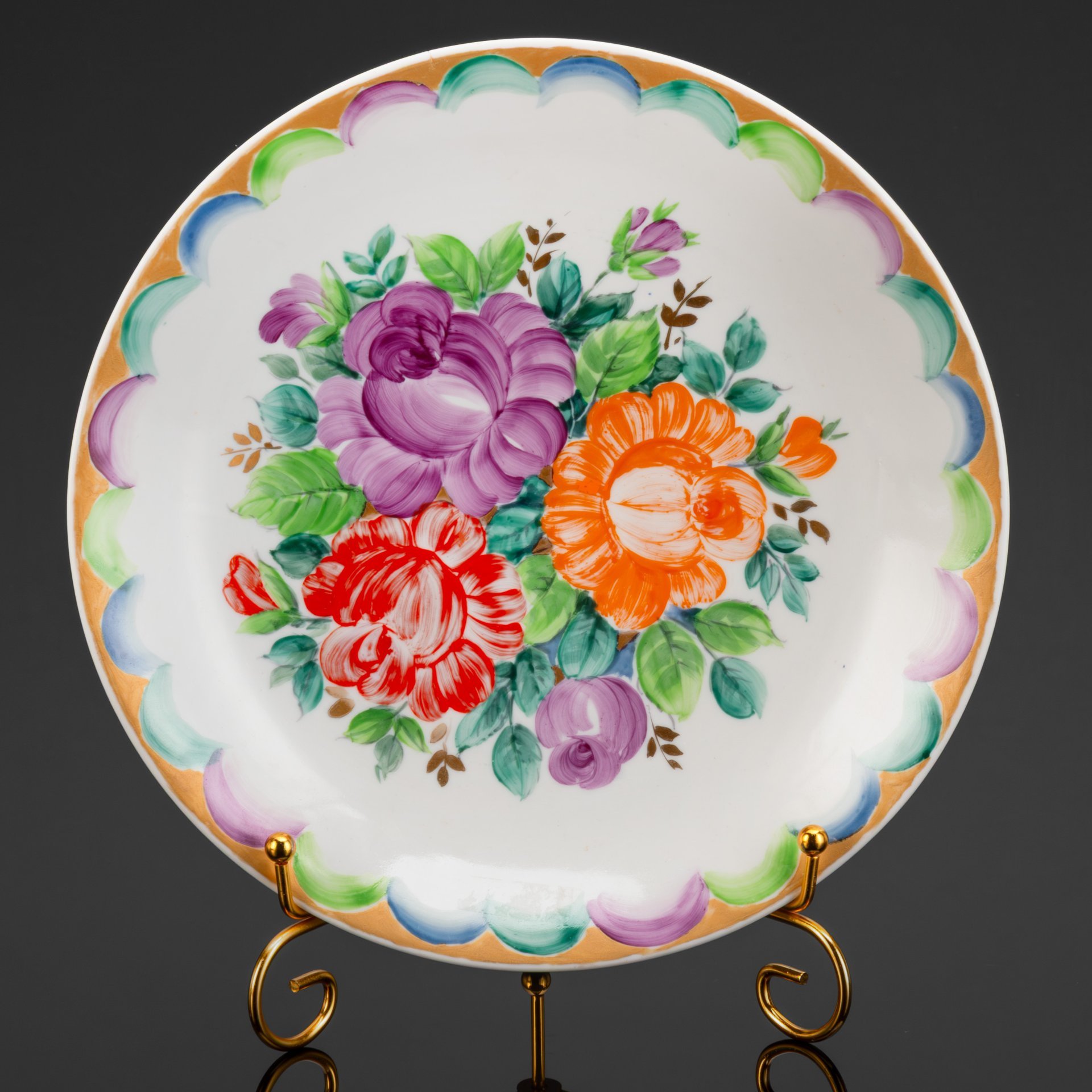 Тарелка настенная "Цветы", автор росписи С.Е. Медведев (предположительно), фарфор, роспись, золочение, Дулевский фарфоровый завод (Дулёво), СССР, 1970-1990 гг.