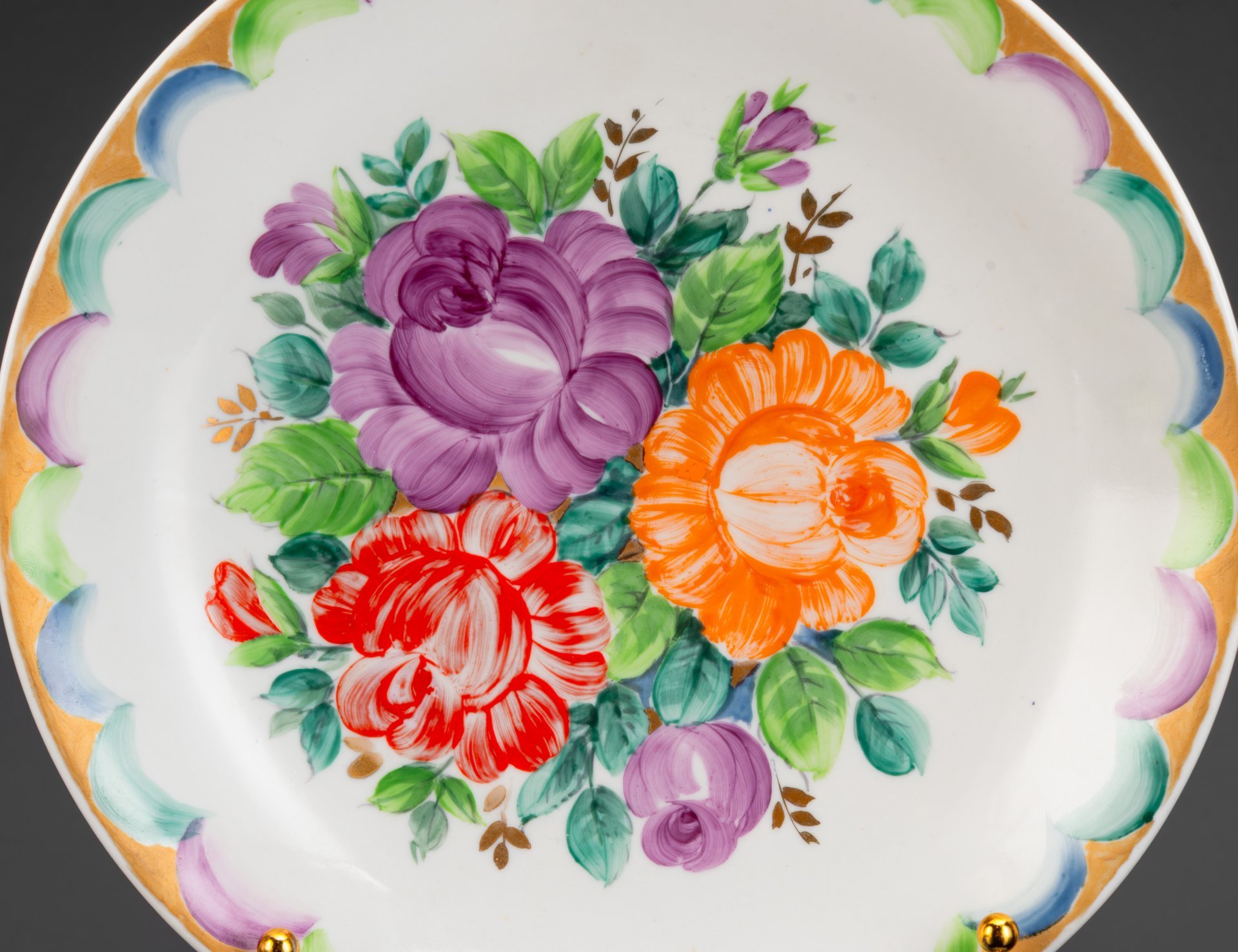 Тарелка настенная "Цветы", автор росписи С.Е. Медведев (предположительно), фарфор, роспись, золочение, Дулевский фарфоровый завод (Дулёво), СССР, 1970-1990 гг.