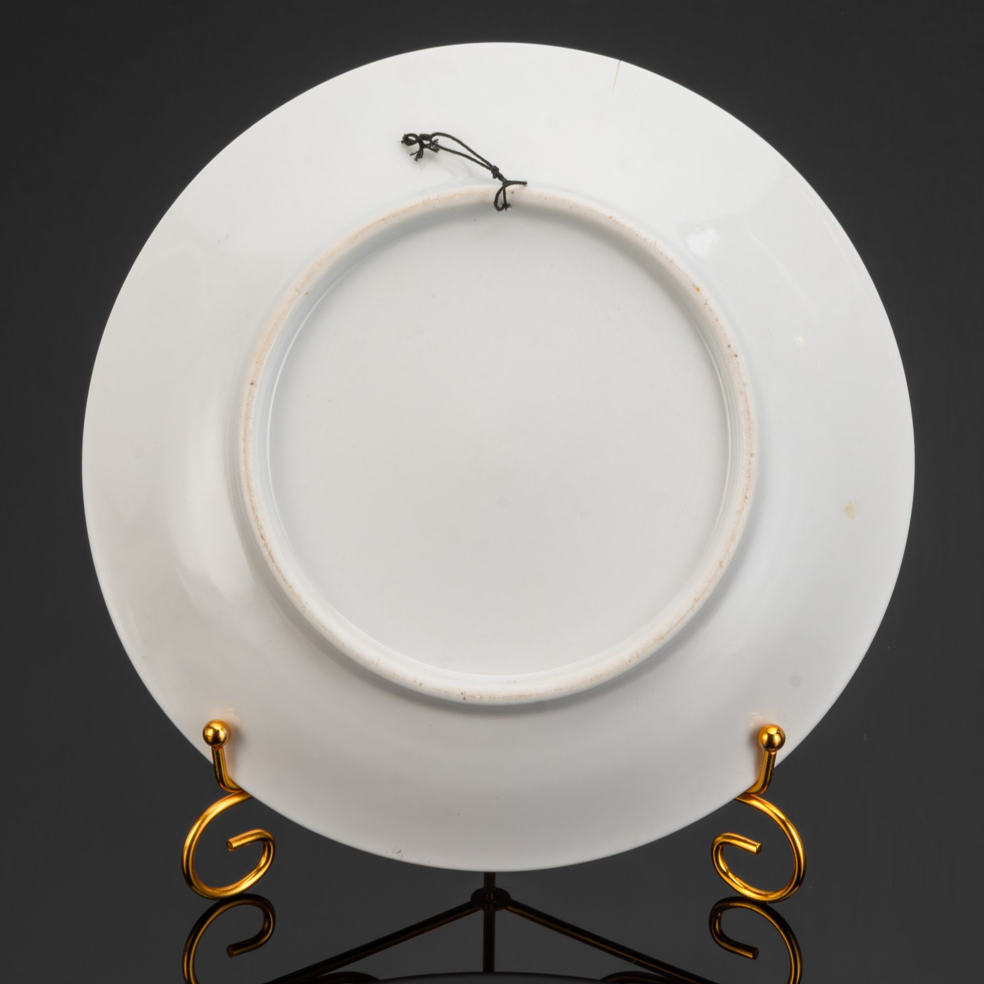 Тарелка настенная "Цветы", автор росписи С.Е. Медведев (предположительно), фарфор, роспись, золочение, Дулевский фарфоровый завод (Дулёво), СССР, 1970-1990 гг.