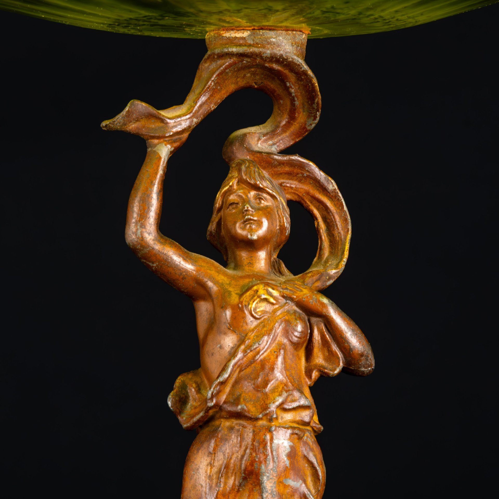 Фруктовница (ваза) в стиле модерн на фигурном основании в виде нимфы на шаре, которая держит чашу зеленоватого оттенка в виде раскрывающейся водяной лилии, loetz (?), металл, литье, формовка, стекло, гутная техника, иризация, Западная Европа, 1900-1920 гг.