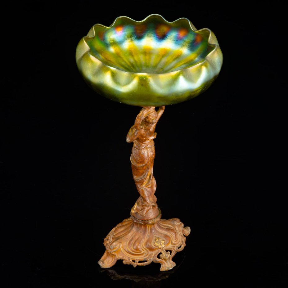 Фруктовница (ваза) в стиле модерн на фигурном основании в виде нимфы на шаре, которая держит чашу зеленоватого оттенка в виде раскрывающейся водяной лилии, loetz (?)