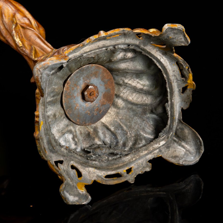 Фруктовница (ваза) в стиле модерн на фигурном основании в виде нимфы на шаре, которая держит чашу зеленоватого оттенка в виде раскрывающейся водяной лилии, loetz (?)