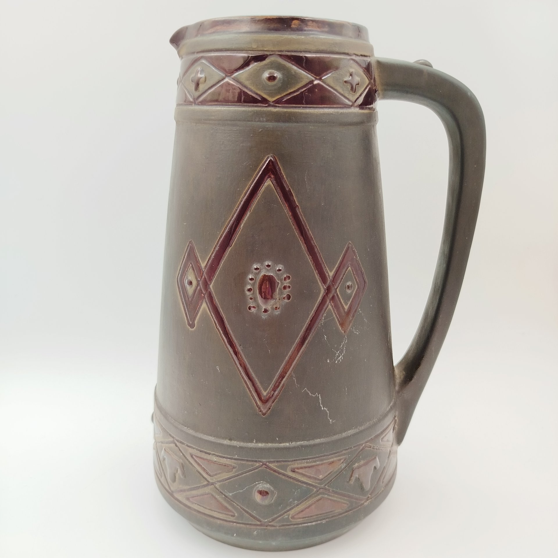 Кувшин с рельефным геометрическим декором на тулове