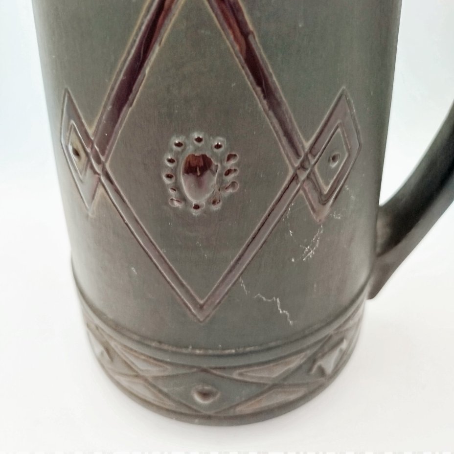 Кувшин с рельефным геометрическим декором на тулове